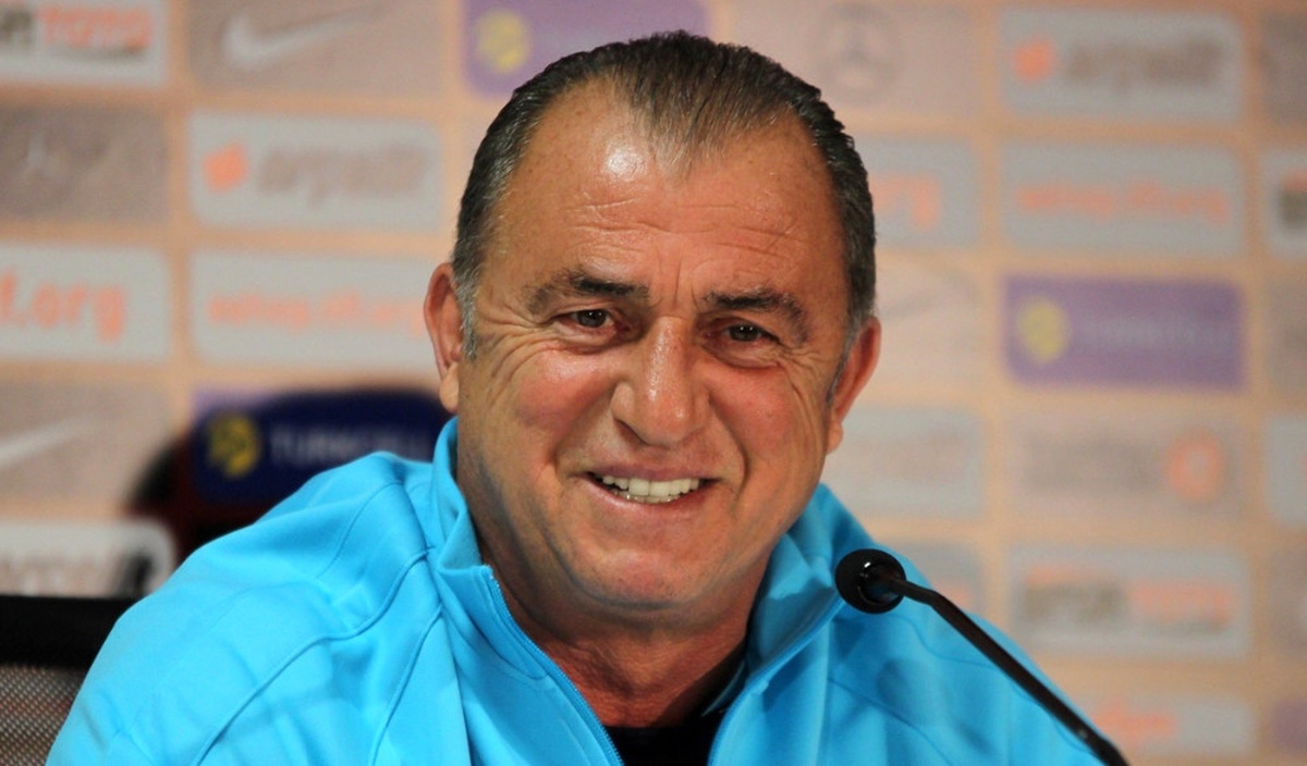 Galatasaray Taraftarı Terim\'in Kapısına Dayandı