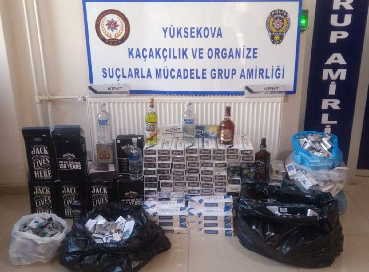 Hakkari\'de Polis Gümrük Kaçağı Malzemeler Ele Geçirdi