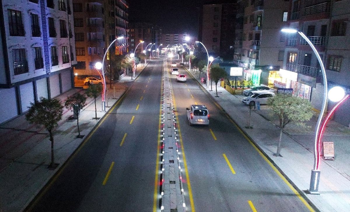 İki Nisan Caddesi\'nin Çehresi Değişti