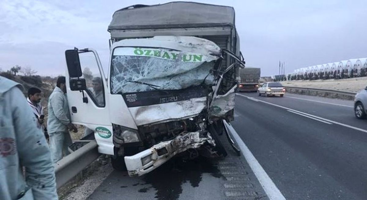 Kamyon ve Minibüs Çarpıştı: 5 Ölü, 3 Yaralı