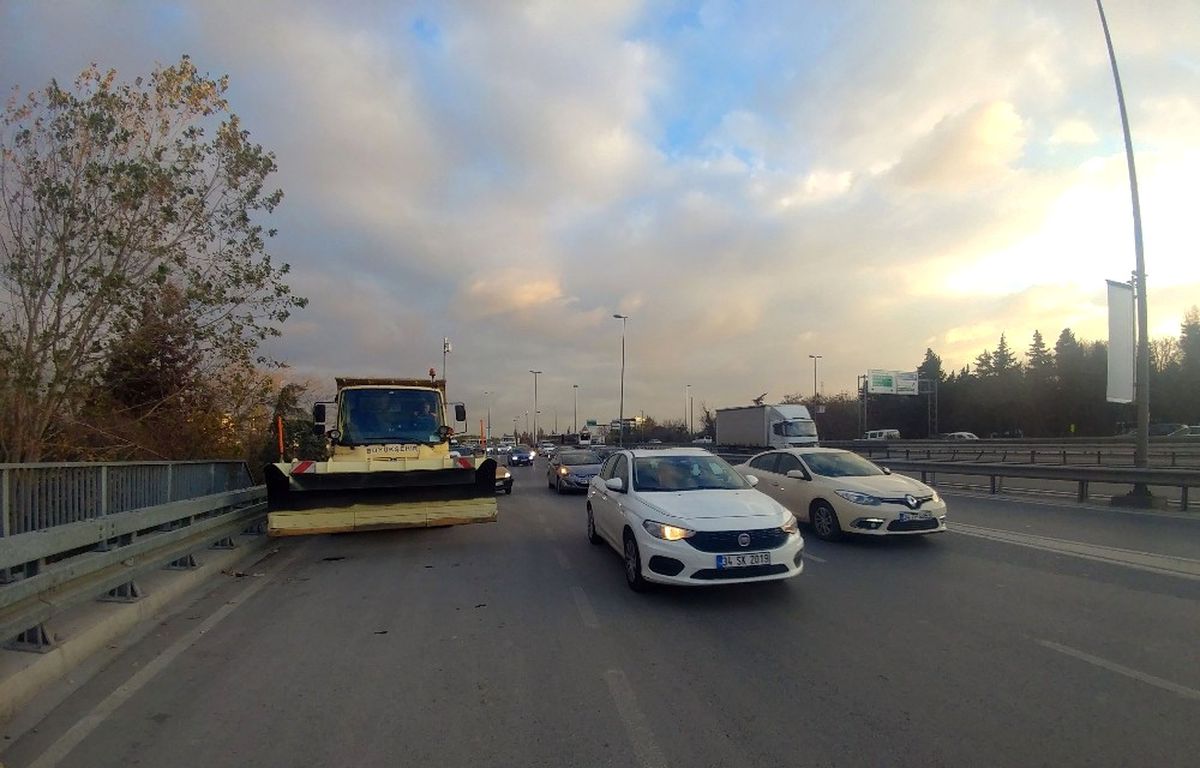 Kar Küreme Araçları İstanbul\'da Ana Yollara İndi