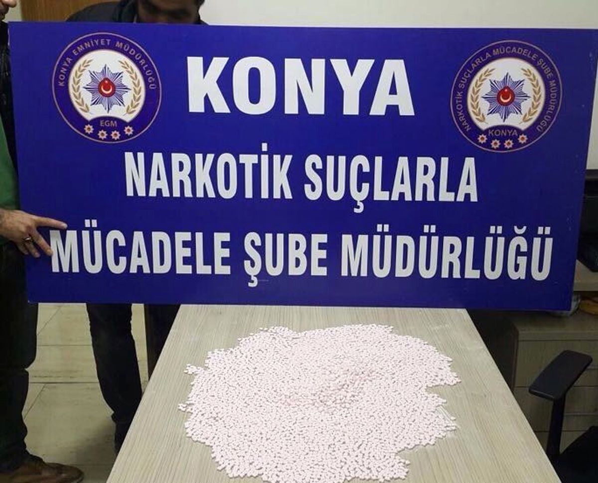 Konya\'da Apartmana Yapılan Baskında 5 Bin Ecstasy Hap Ele Geçirildi