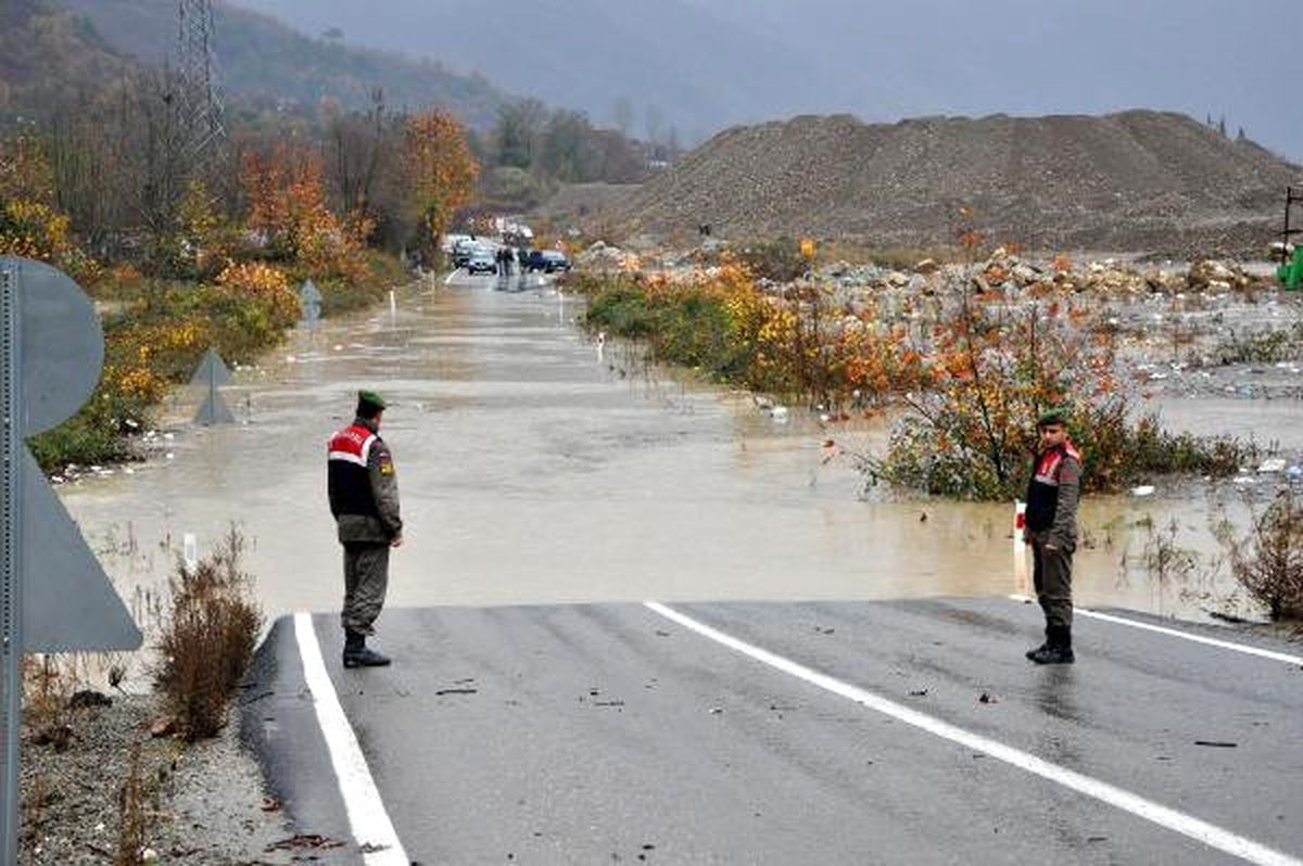 Kozcağız Deresi Taştı, Yol Ulaşıma Kapandı