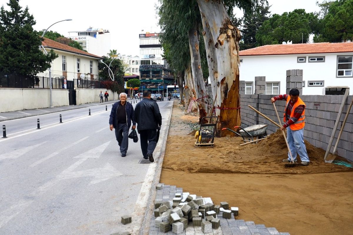 Manavgat\'ta Kaldırımlar Genişliyor