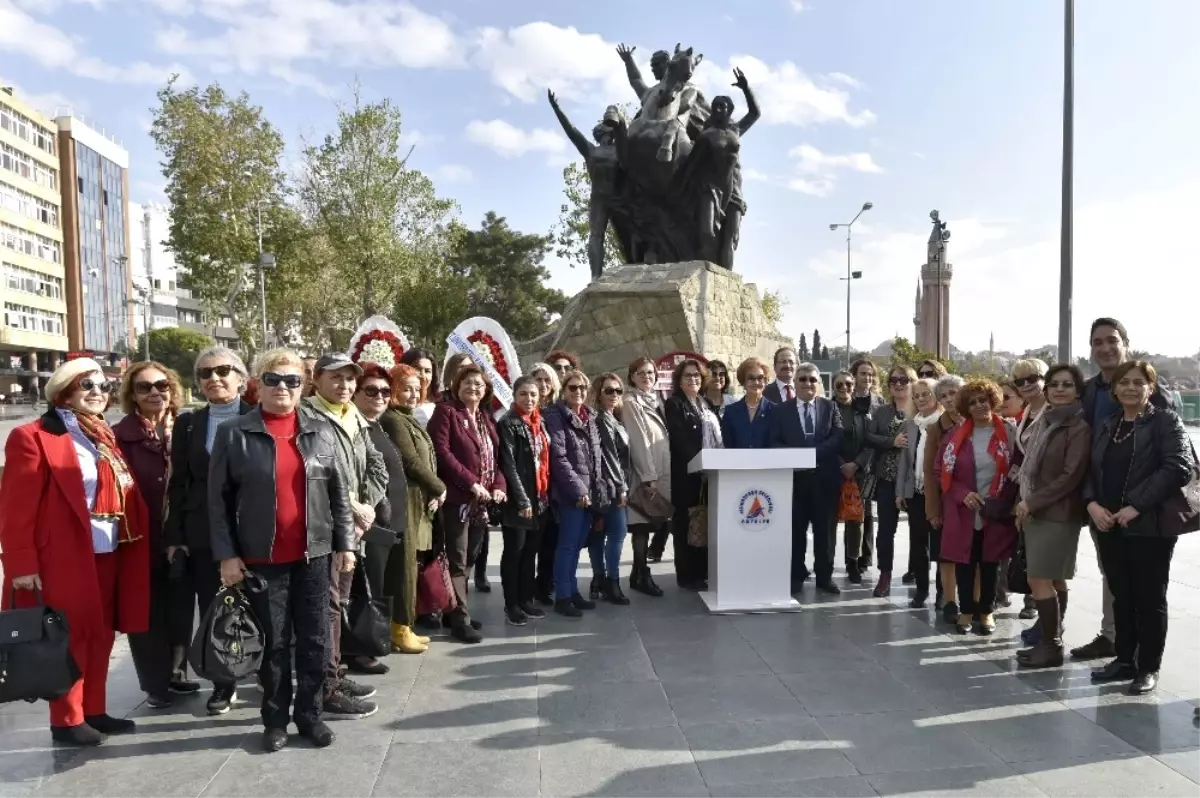 Muratpaşa Belediyesi Kadınlarla Atatürk Anıtı\'na Çelenk Sundu