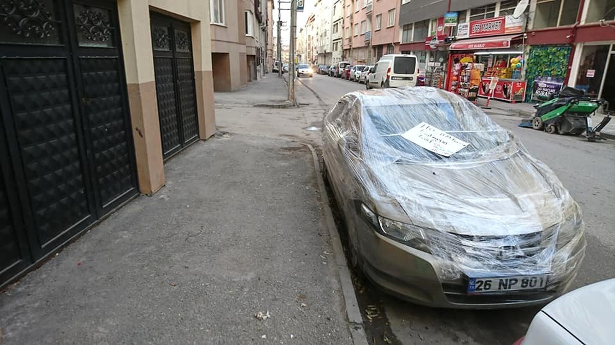 Öğretmenlerinin Yeni Aldığı Otomobili Steç Film ile Sardılar