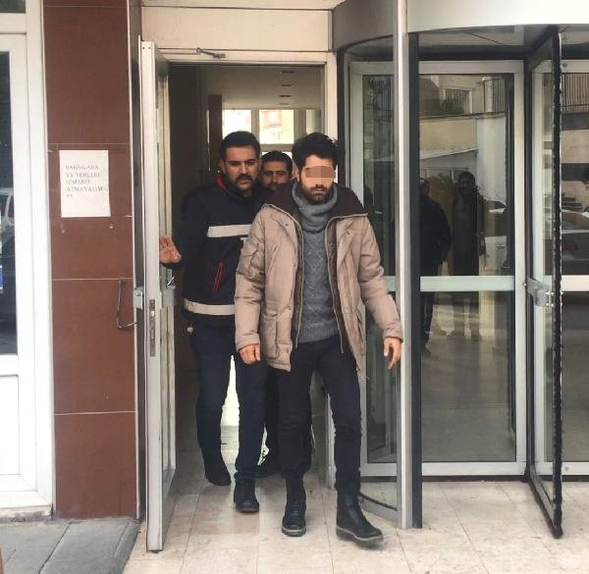 Otomobile Tekme Atan Motosikletli Genç Yakalandı