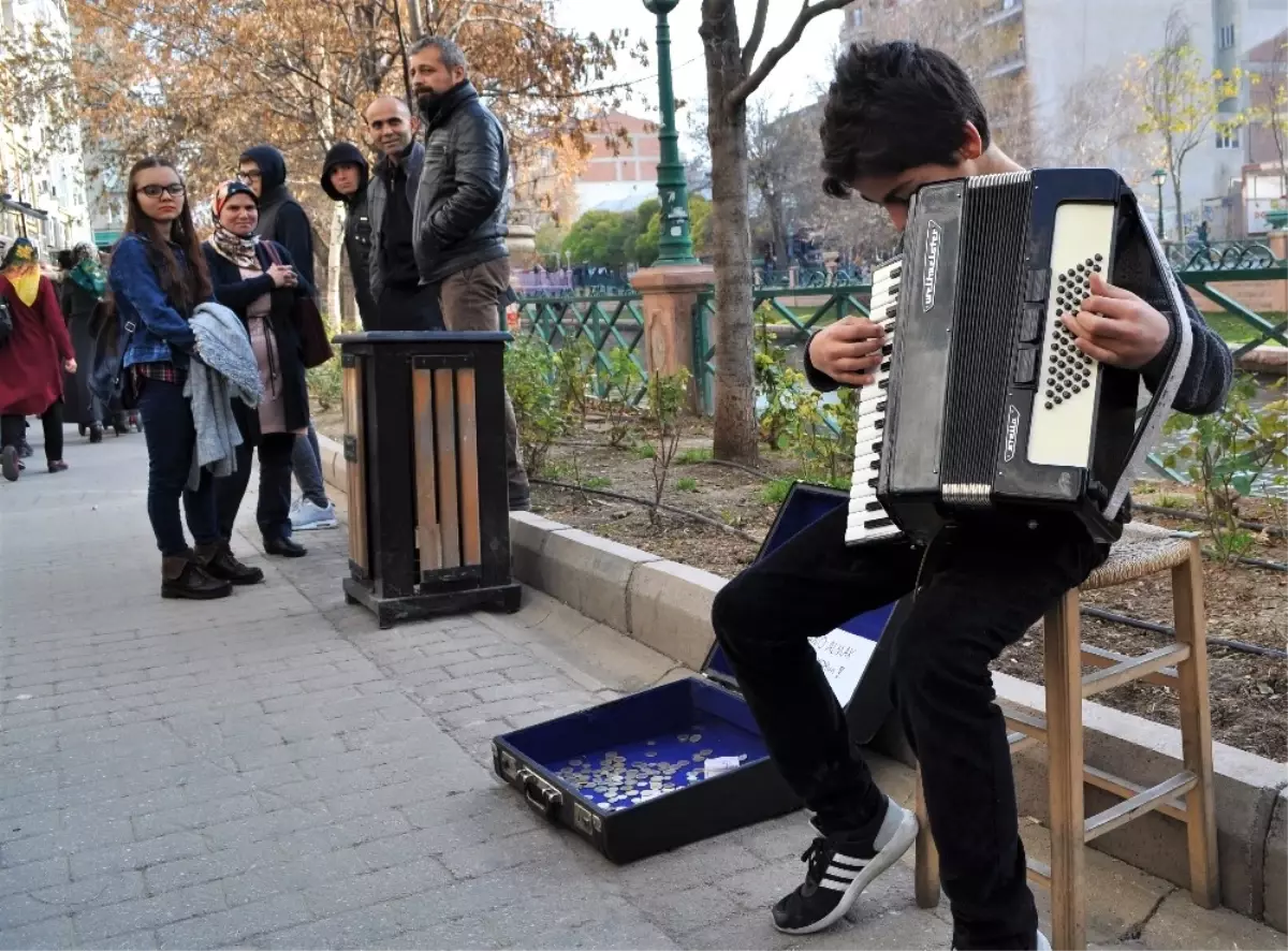 Piyano Hayaliyle Sokaklarda Akordeon Çalıyor