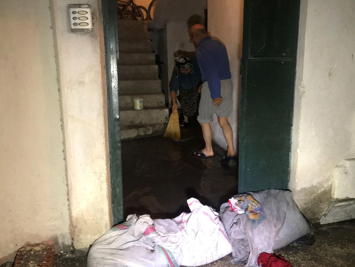 Yağmur Yağdı, Evleri Su Bastı