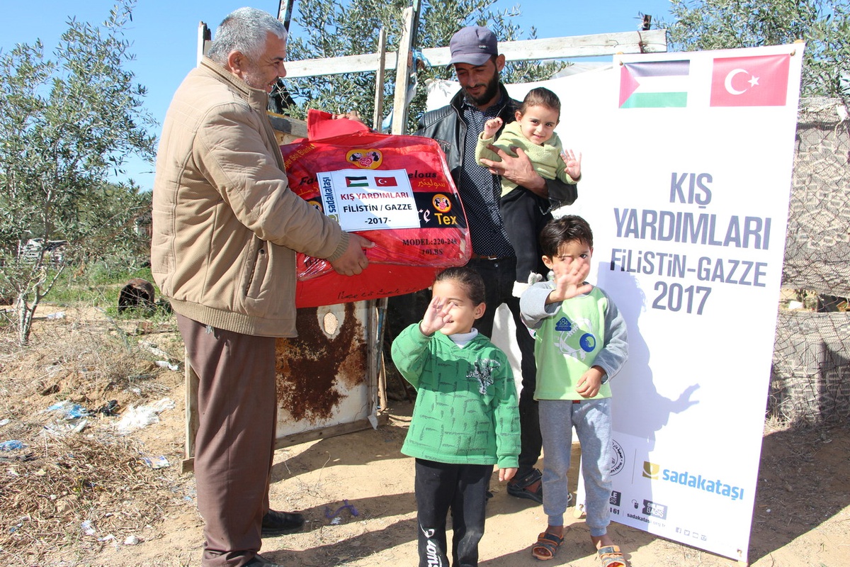 Sadakataşı\'ndan Gazzelilere Kışlık Malzeme Dağıtımı
