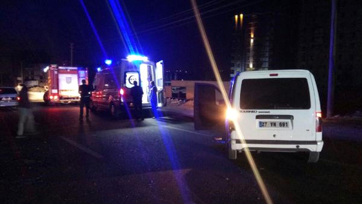Şanlıurfa\'da Polis Aracı ile Hafif Ticari Araç Çarpıştı; 2 Yaralı