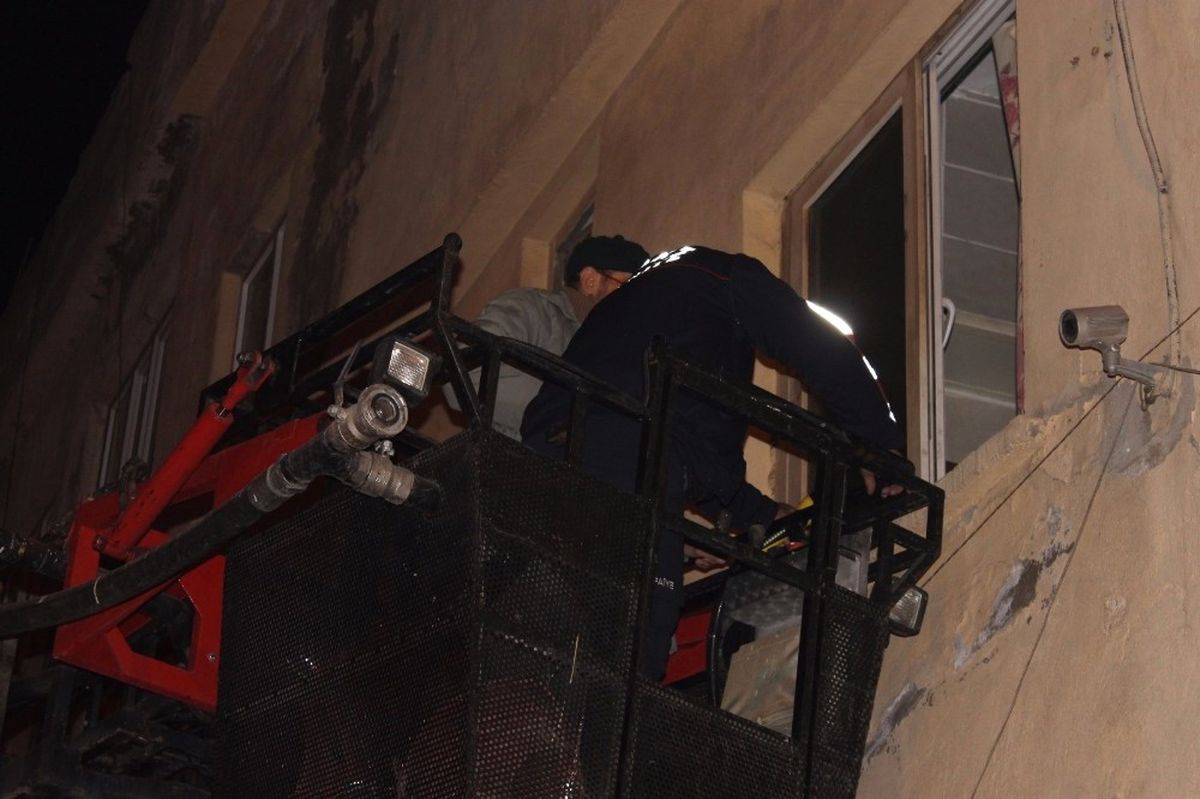 Sokakta Kalan Mülteci Adamın Yardımına İtfaiye Koştu