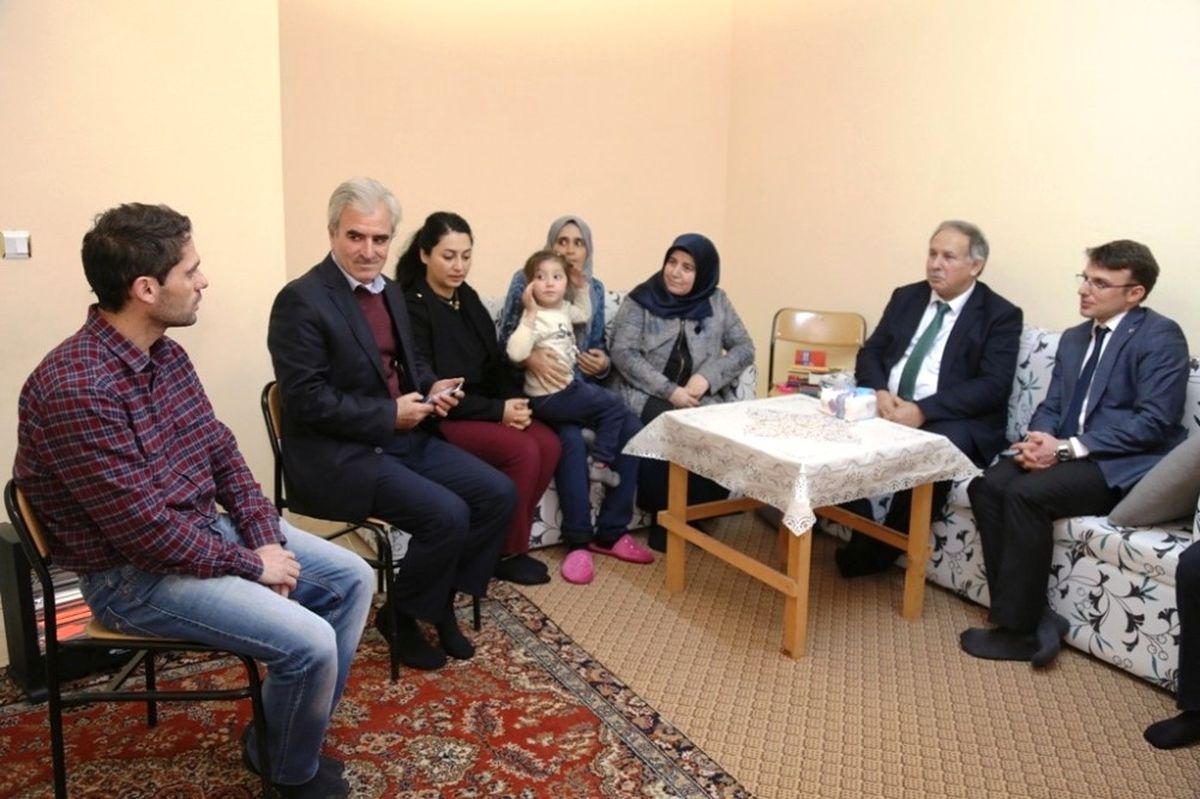 Suriye\'den Gelerek Artvin\'e Sığınan Ailelere Vali Doğanay\'dan Ziyaret