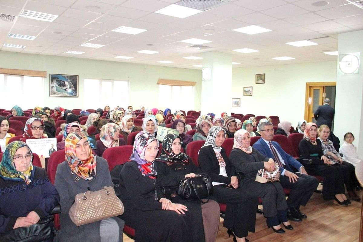 Suşehri\'nde Kadın Hakları Günü Konferansı