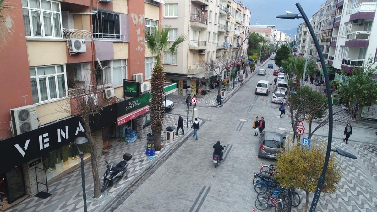 Tahir Ün Caddesinde Aydınlatma Çalışması