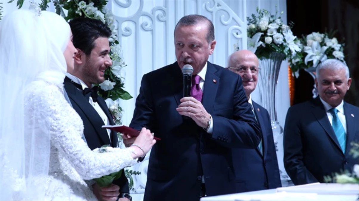 Türkiye\'de İlk Resmi Mütfü Nikahı Erdoğan\'ın Şahitliğinde Kıyıldı