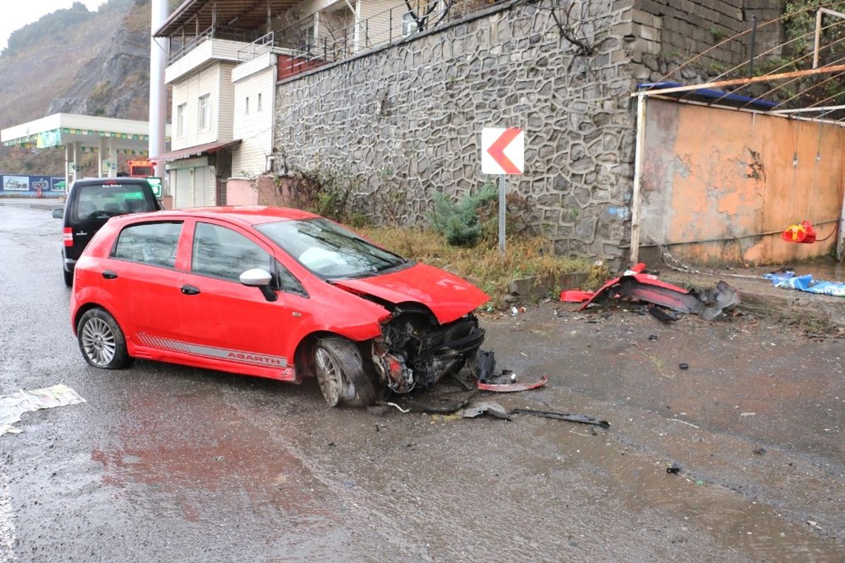 Virajı Alamayan Otomobil Yol Kenarındaki Duvara Çarptı: 3 Yaralı