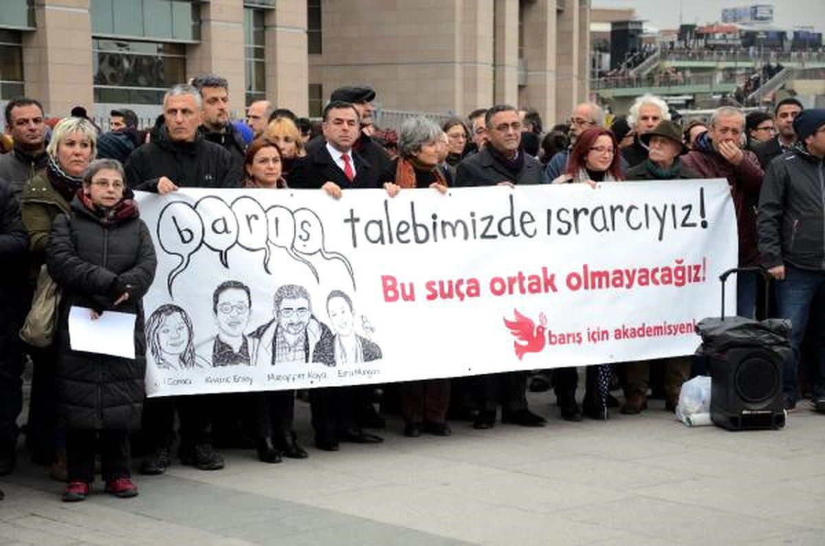 Yargılanmaya Başlanan Akademisyenlere Adliye Önünde Destek