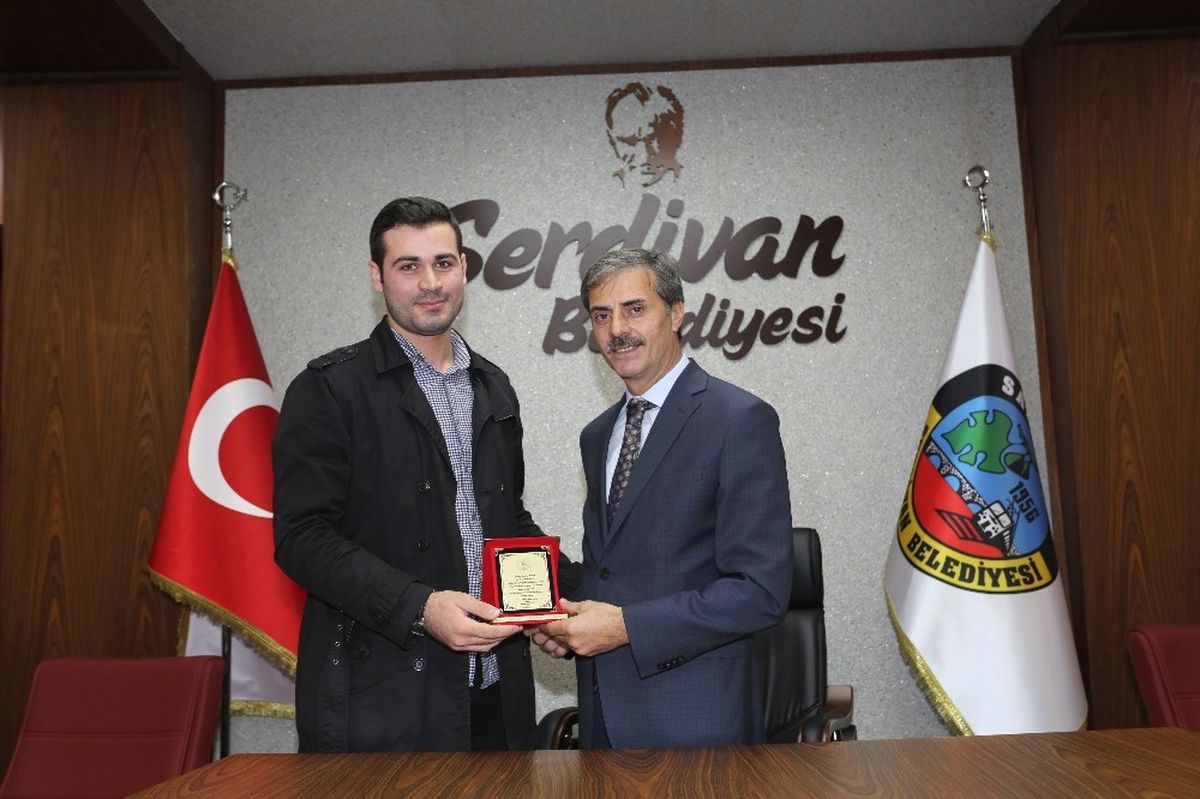 Yılın Son Meclisinde Başkan Alemdar\'a Plaket Verildi