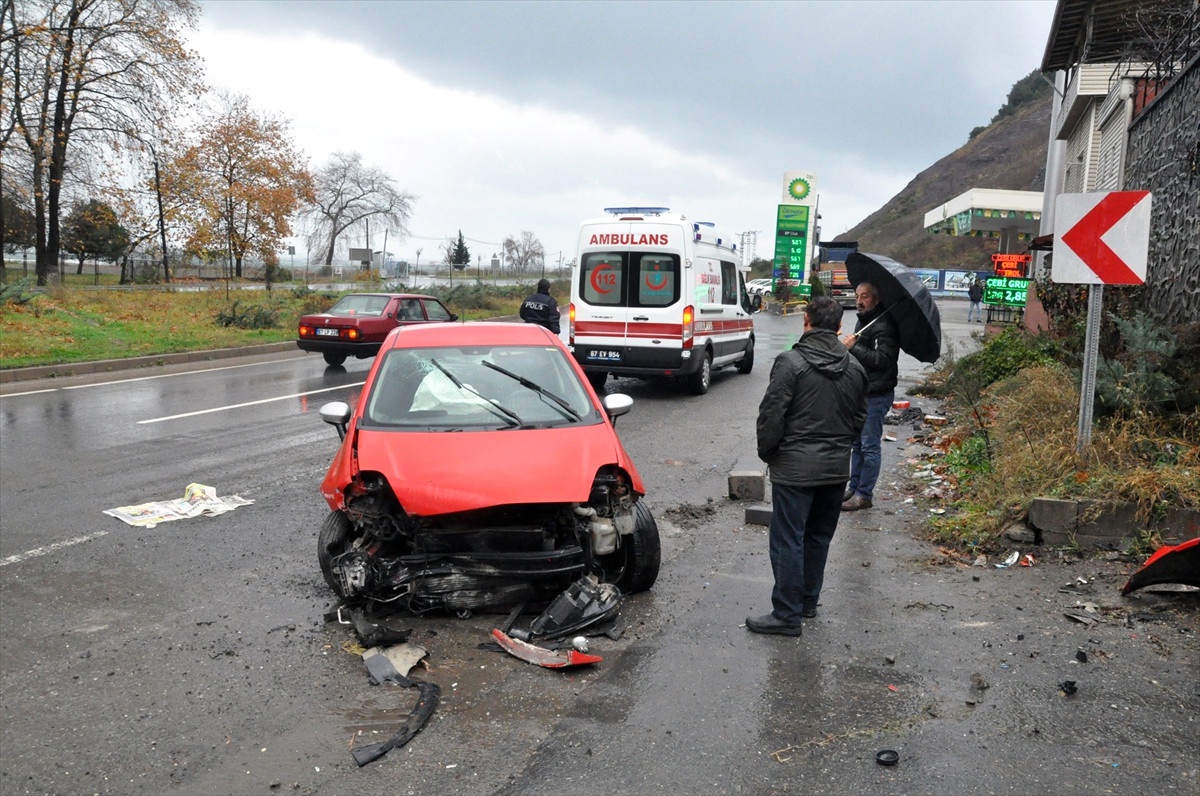 Zonguldak\'ta Trafik Kazası: 3 Yaralı