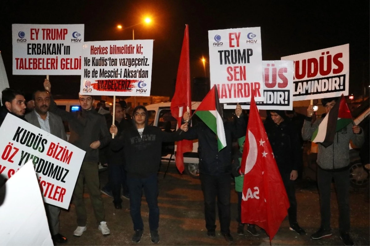 Adana\'da Anadolu Gençlik Derneği Trump\'ı Protesto Etti
