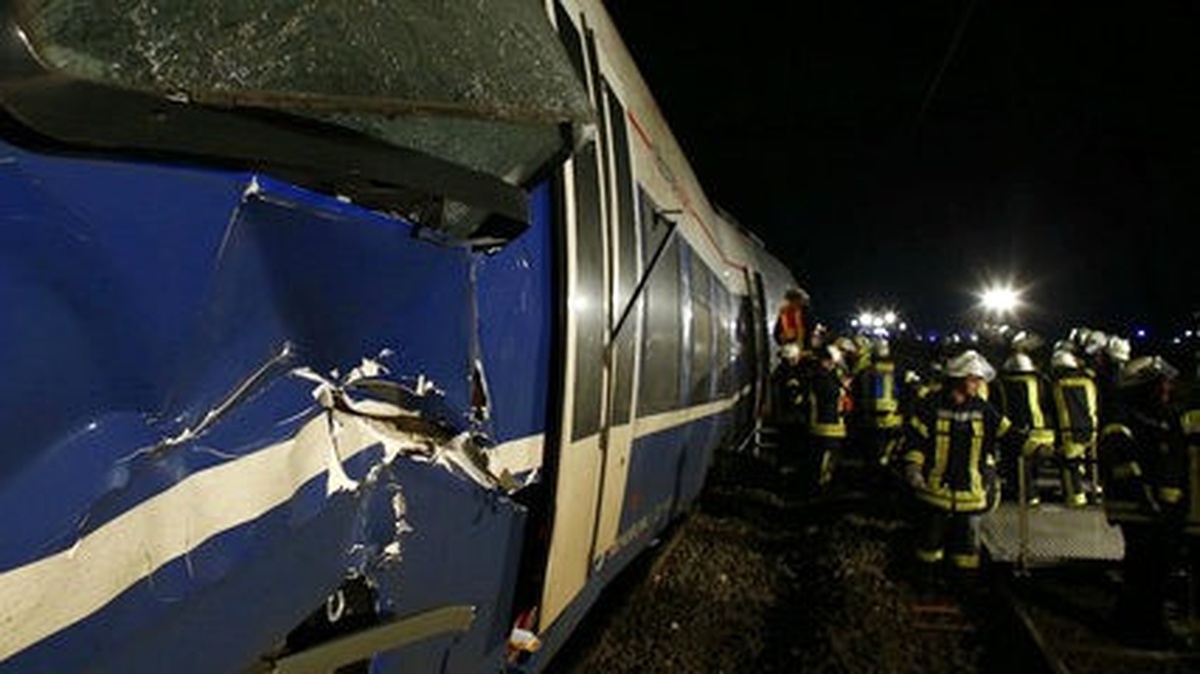 Almanya\'da Yolcu ve Yük Treni Çarpıştı