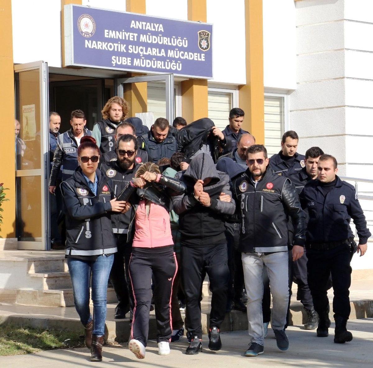 Antalya\'daki Uyuşturucu ve Fuhuş Operasyonunda 6 Tutuklama