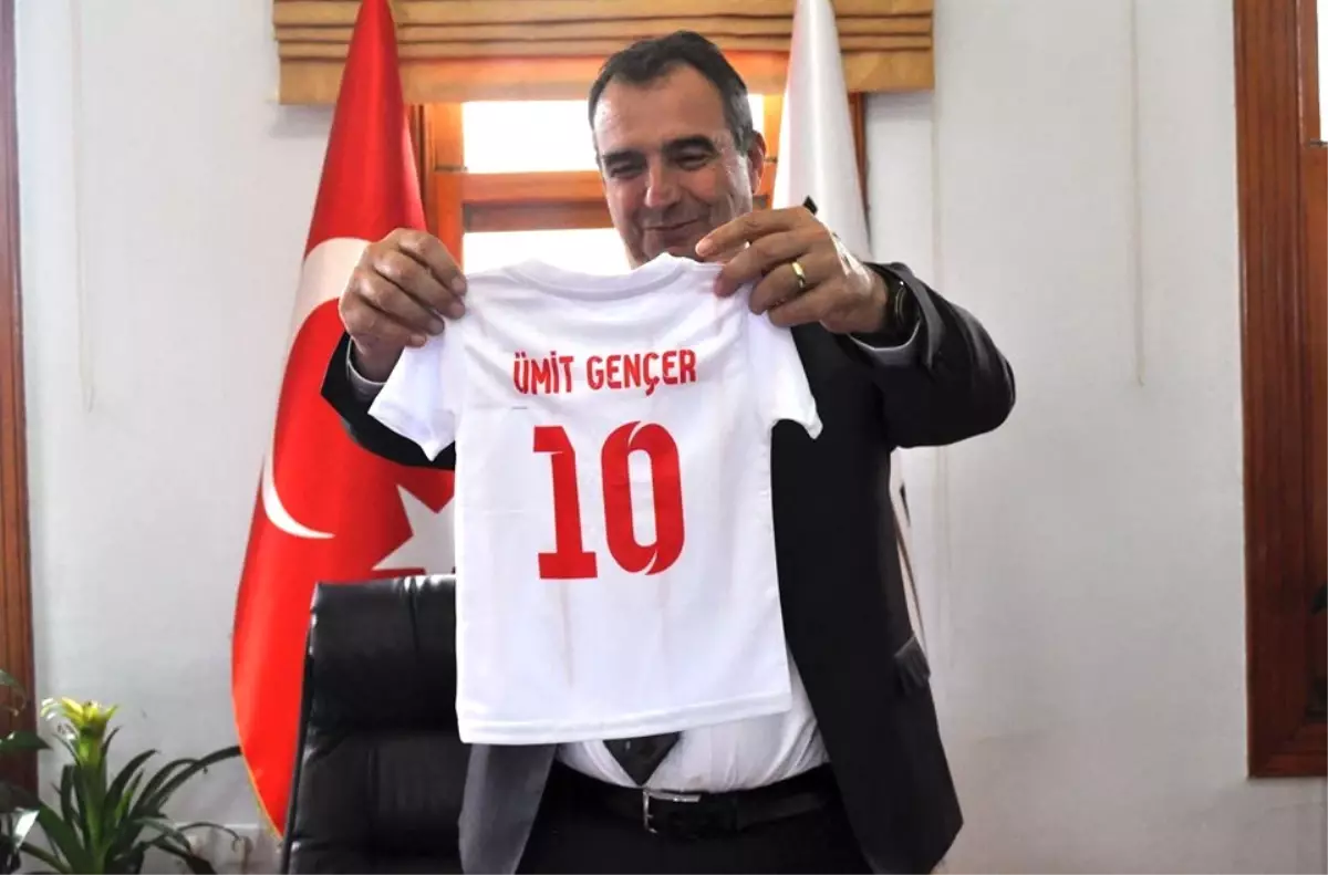 Ayvalıkgücü Belediyespor\'dan \'Ümit\' Bebeğe Forma Jesti