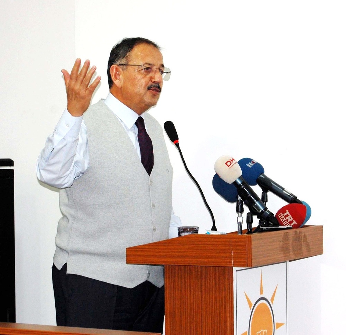 Bakan Özhaseki: "Durmadan Yalan Söylüyorlar, Yüzü de Kızarmıyor"