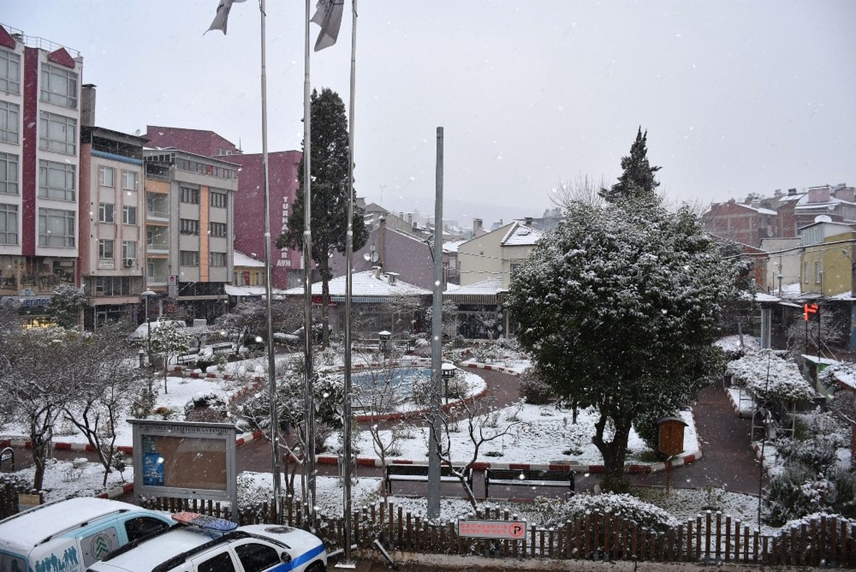 Balıkesir\'in Yüksek Kesimleri Beyaza Büründü