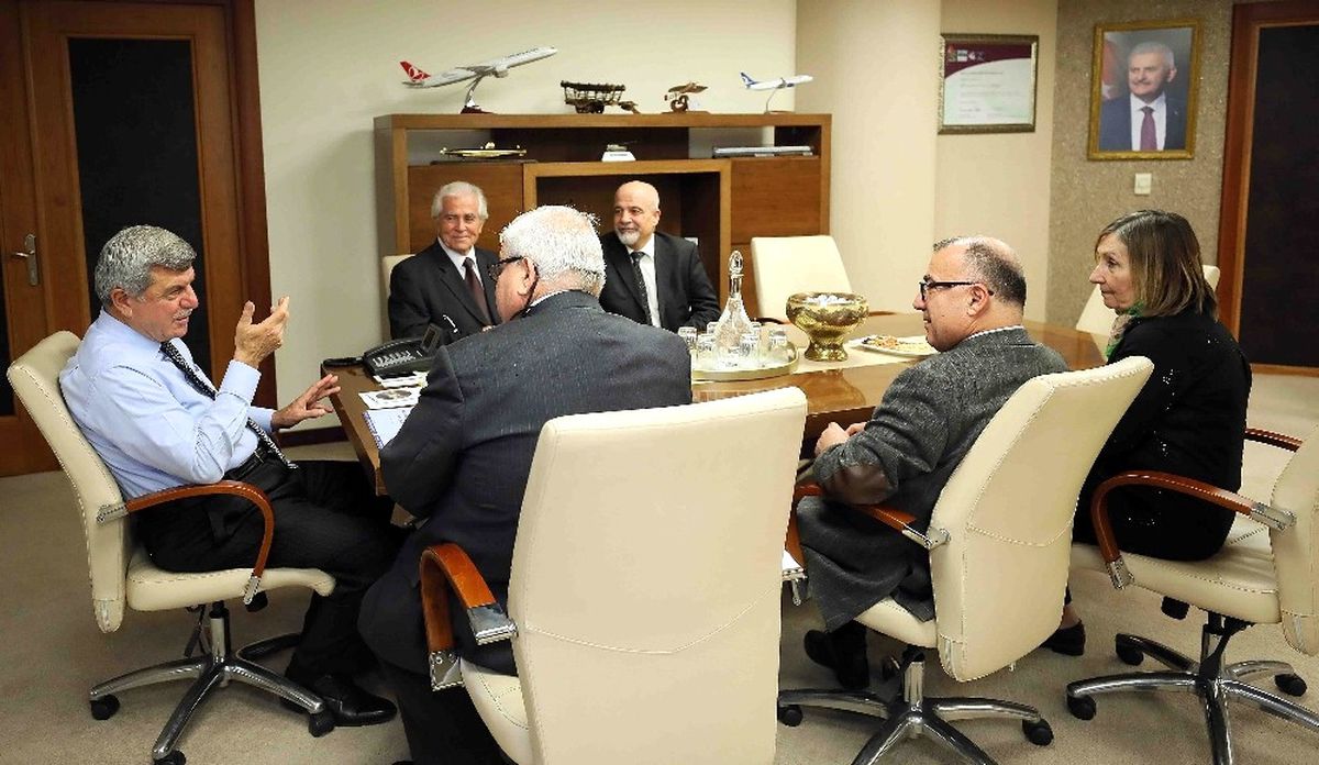 Başkan Karaosmanoğlu, Her Kesimden Ziyaretçilerini Ağırlıyor