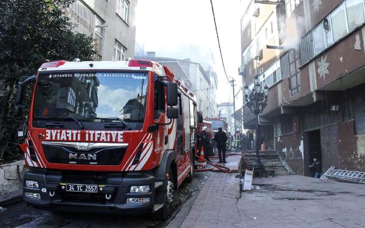 Beyoğlu\'nda Avize İmalathanesinde Yangın
