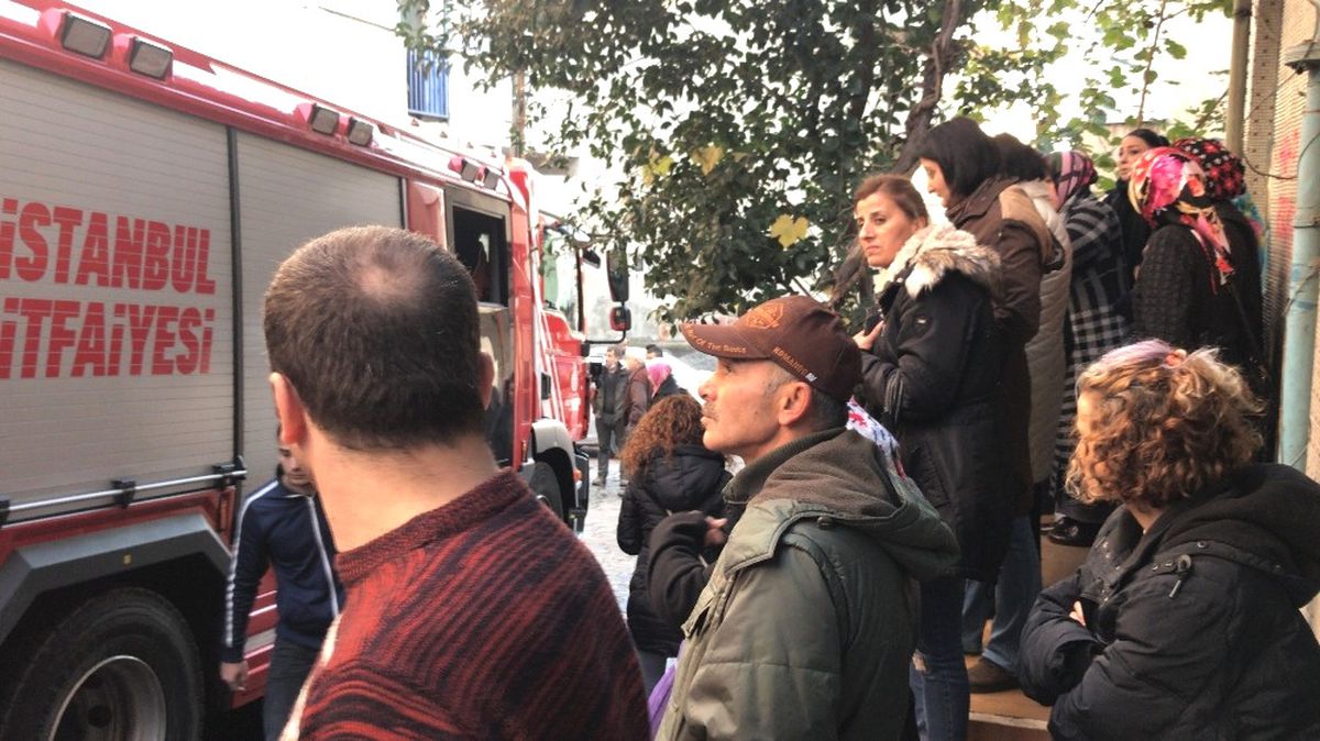 Beyoğlu\'nda Yangın Paniği, Mahalleli Sokağa Döküldü