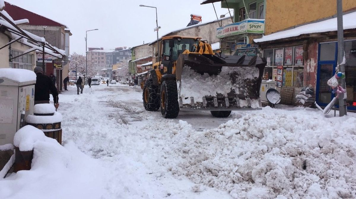 Bingöl\'de Kar 52 Köy Yolunu Ulaşıma Kapattı