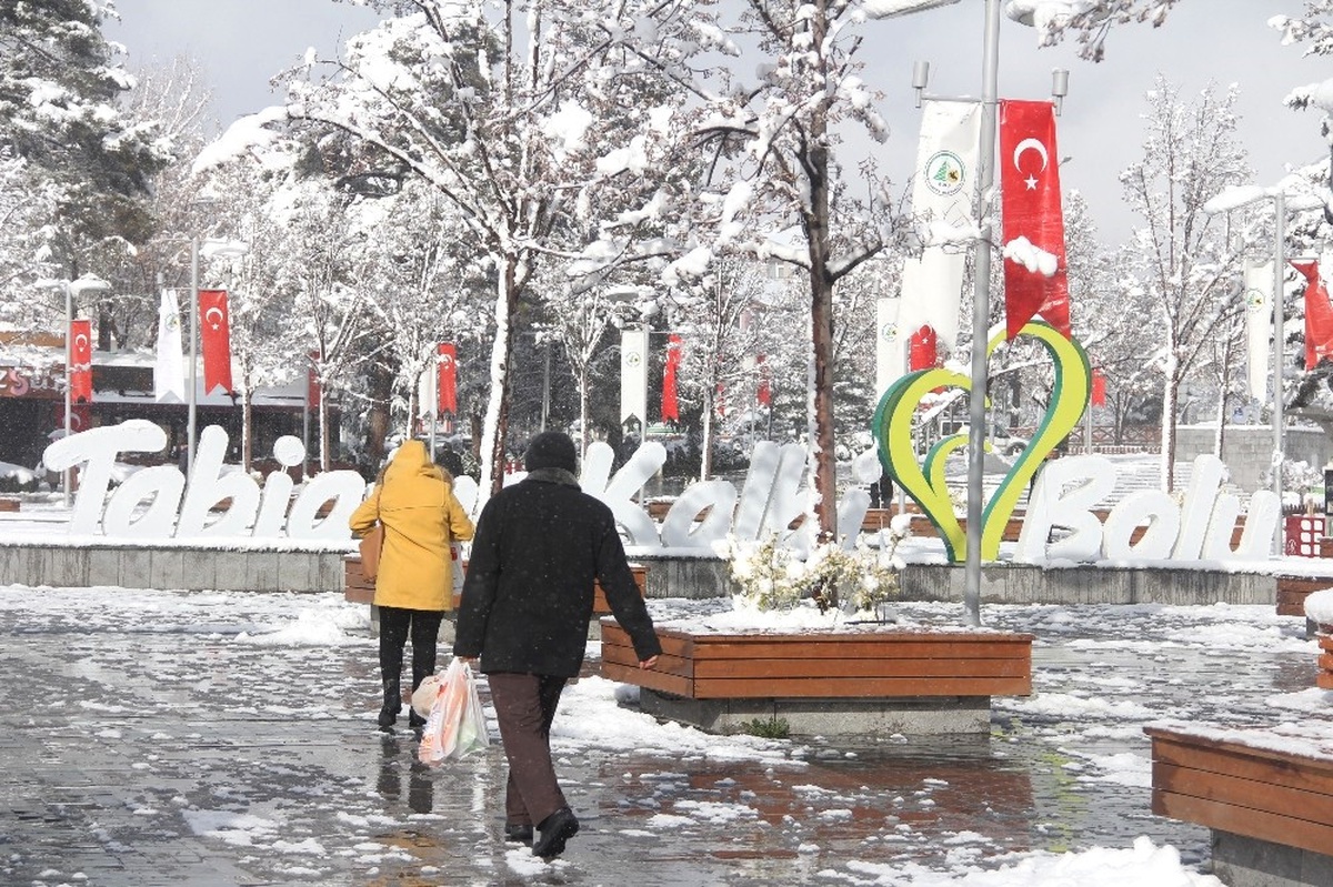 Bolu\'da Kent Merkezi Beyazlara Büründü