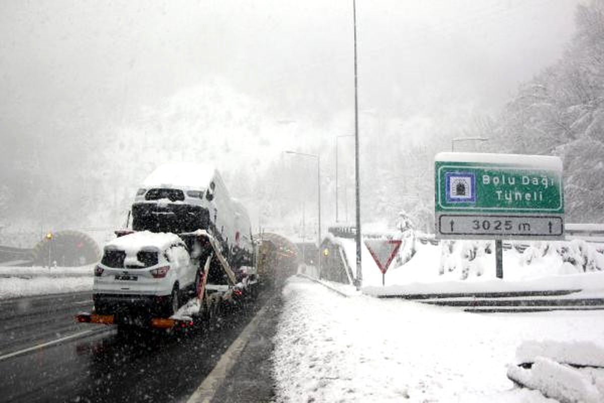 Bolu Dağı\'nda Kar Ulaşımı Zorlaştırdı (2)