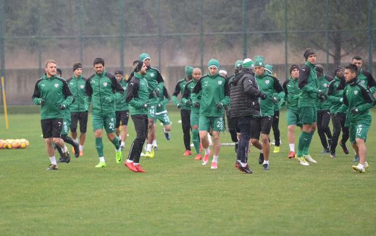 Bursaspor, Fenerbahçe Maçının Hazırlıklarını Yoğun Yağış Altında Sürdürdü