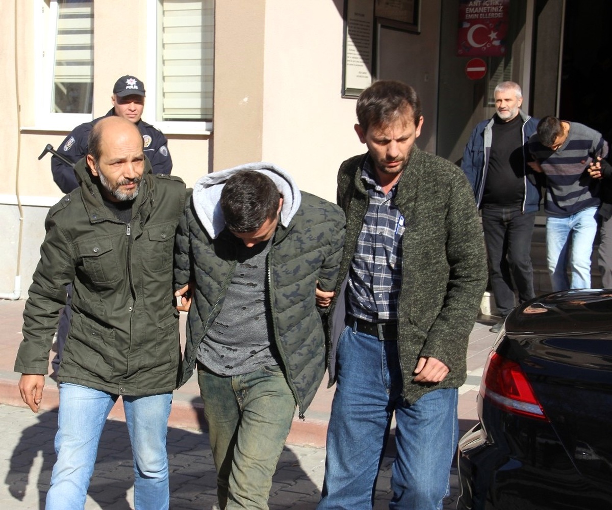 Çalıntı Arabayla Kuyumcu Soyan Zanlılar Yakalandı