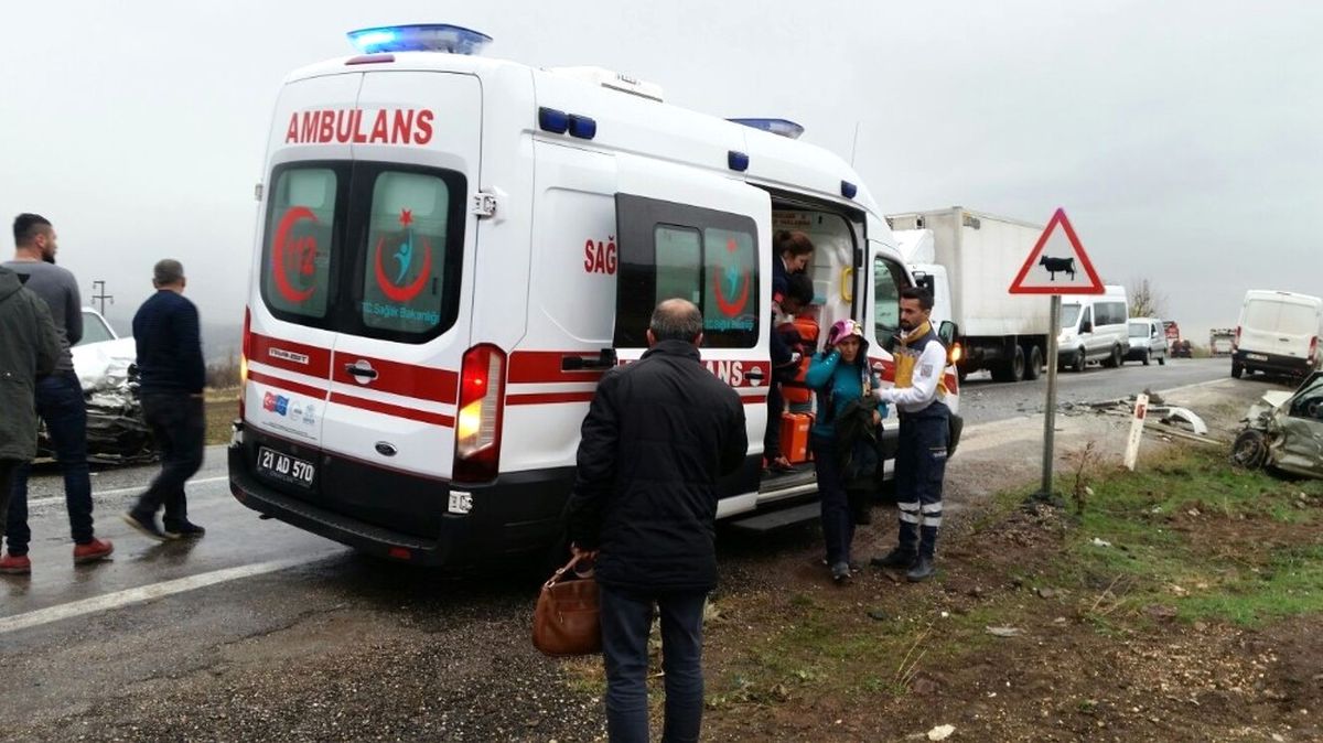 Diyarbakır\'da Trafik Kazası: 5 Yaralı