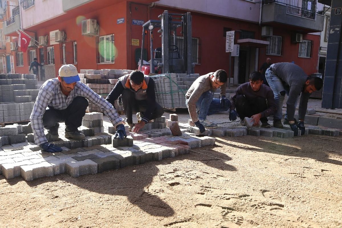 Efeler\'de Yollar Yenileniyor