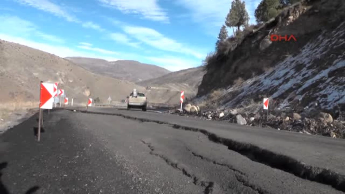 Erzurum Karayolu Trafiğine Heyelan Engeli