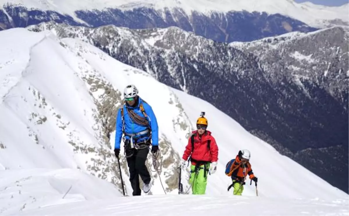 Everest\'e Tırmanan Dağcı, Çocuklarını Doğada Büyütüyor