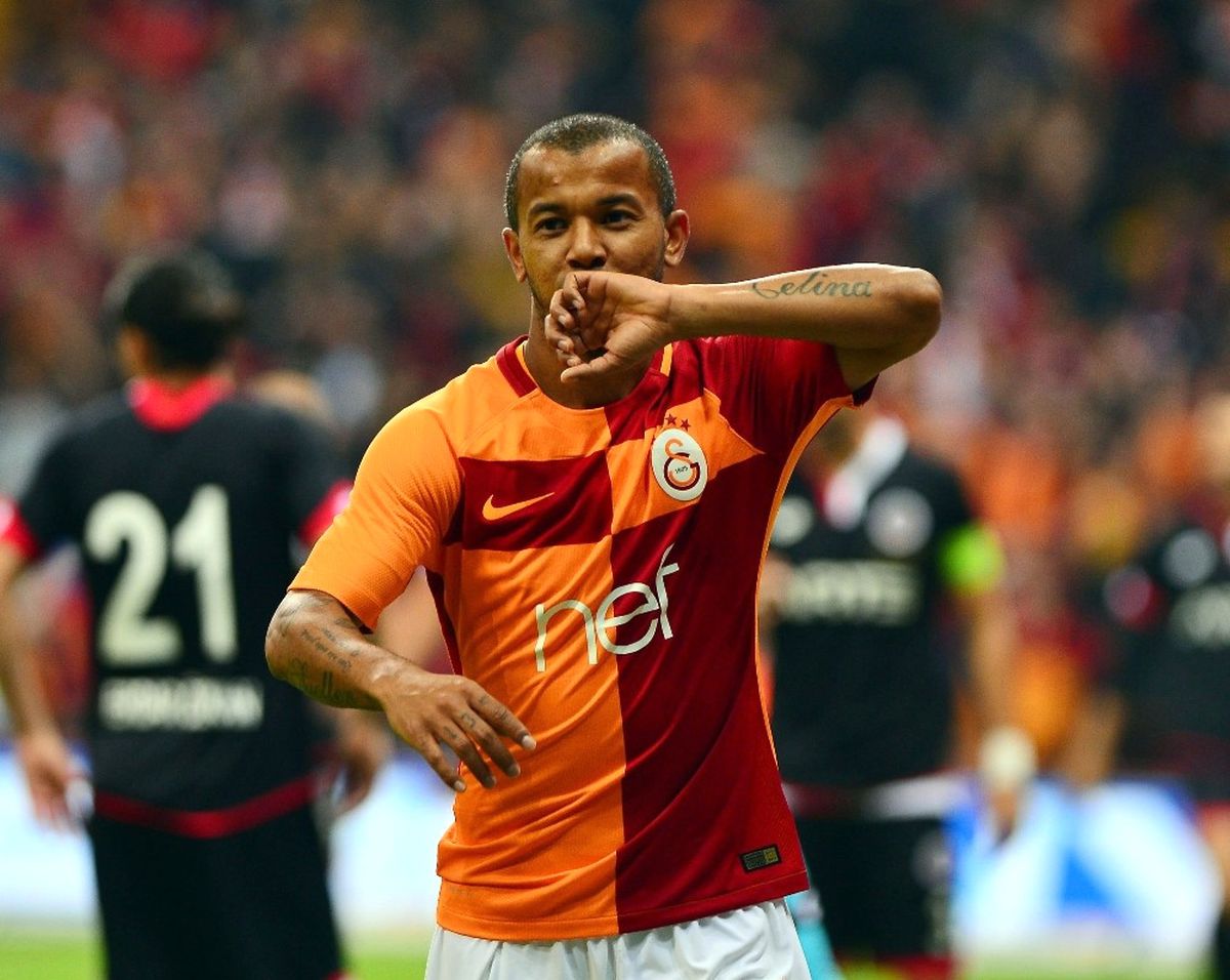 Galatasaray\'da Defans, Orta Sahadan Daha Çok Atıyor