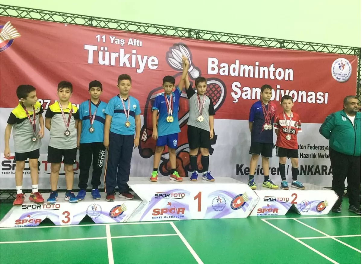 Genç Badmintoncular Işık Saçtı
