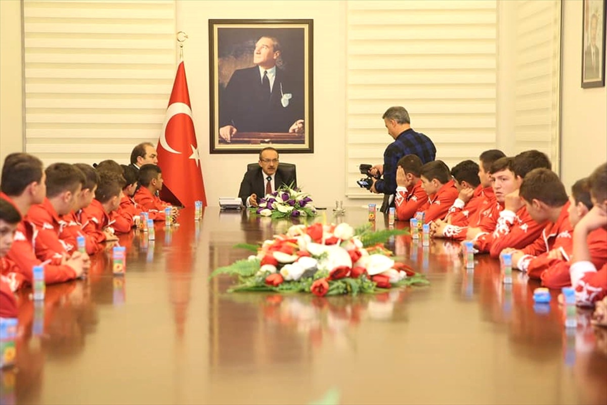 Güreş Takımının Vali Yavuz\'u Ziyareti
