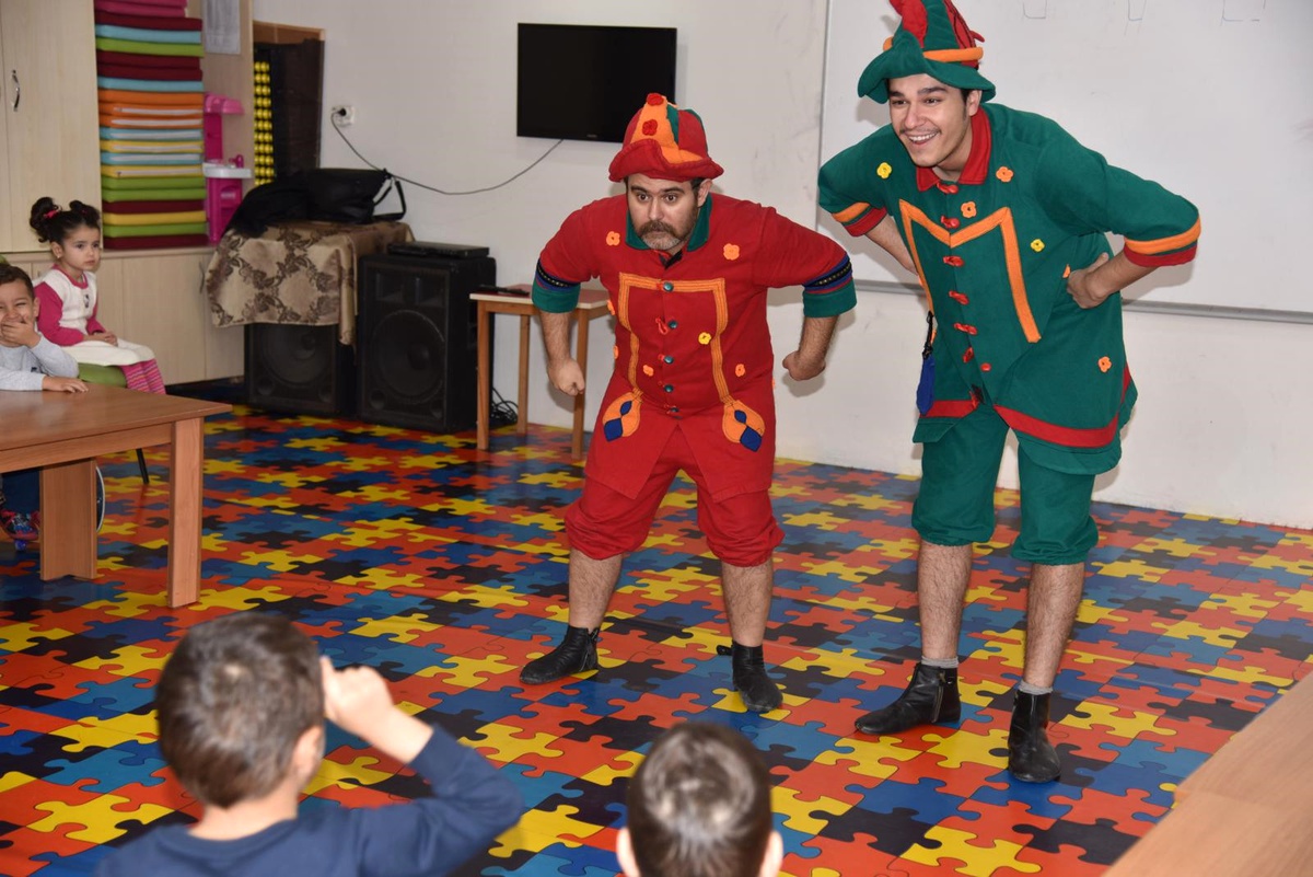 Hacivat ve Karagöz Çocukları Güldürüyor