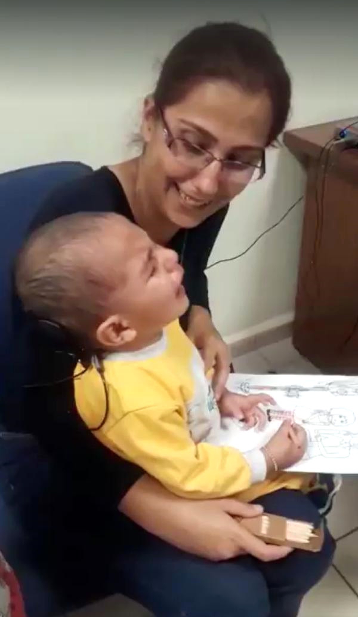 İlk Kez Duyduğu Babasının Sesine Ağlayarak Tepki Verdi