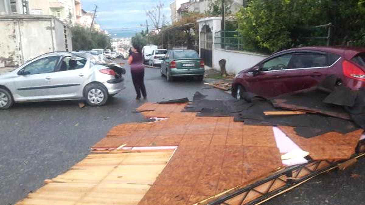 İskenderun\'da Fırtına Çatı Uçurdu Araçlara Hasar Verdi