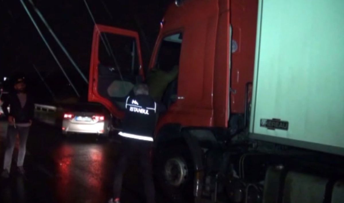 İstanbul\'da Uyuşturucu Yüklü Tıra Operasyon(2)