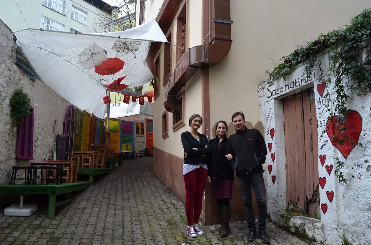 Kafesinin Bulunduğu Sokağı Baştan Başa Renkli Kapılar ile Süsledi